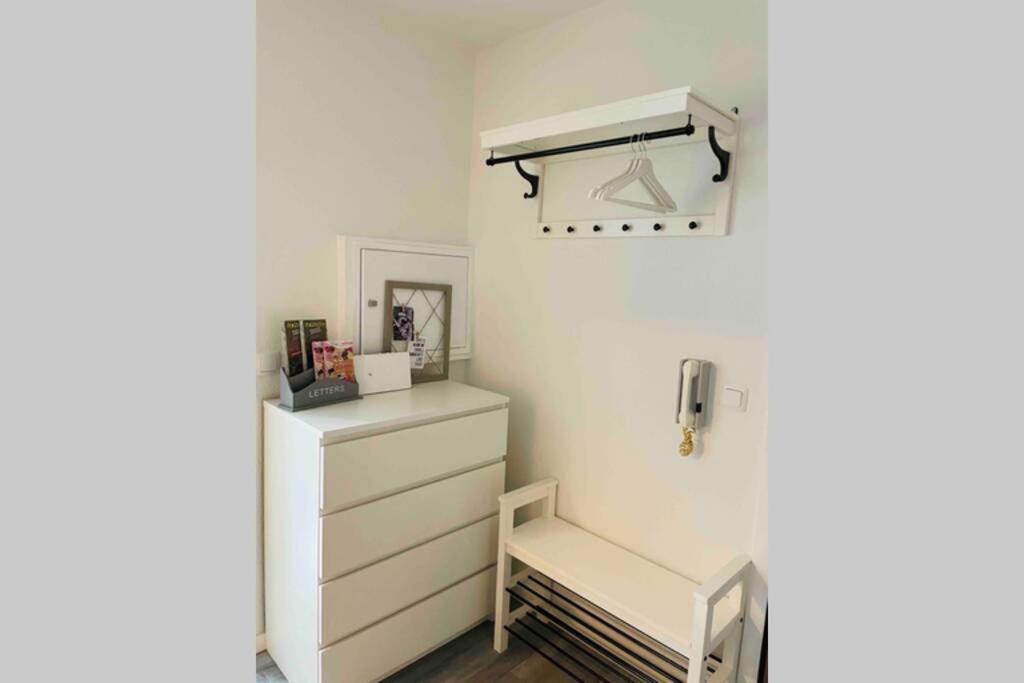 Stilvolles, Frisch Renoviertes 2zi Mit Kueche Und Balkon In Kliniknaehe Apartment